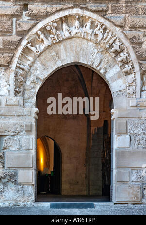 Friesen und Dekorationen eines Portals im Schwäbischen Schloss von Bari. Apulien - Italien Stockfoto