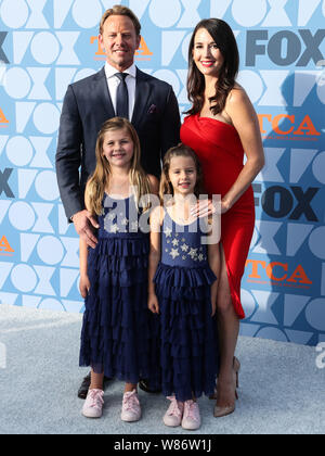 Los Angeles, USA. 07 Aug, 2019. LOS ANGELES, Kalifornien, USA - 07 AUGUST: Schauspieler Ian Ziering, Frau Erin Kristine Ludwig und Töchter Mia Loren Ziering und Penna Mae Ziering kommen an der FOX Summer TCA 2019 All-Star-Party in den Fox Studios am 7. August 2019 in Los Angeles, Kalifornien, Vereinigte Staaten. (Foto von Xavier Collin/Image Press Agency) Quelle: Bild Presse Agentur/Alamy leben Nachrichten Stockfoto