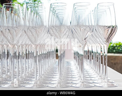 Große Anzahl von leeren Sektgläser auf dem Tisch close-up bei der Hochzeit oder andere Veranstaltung Stockfoto