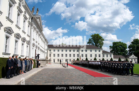 Berlin, Deutschland. 08 Aug, 2019. Präsident Frank-Walter Steinmeier begrüßt Marcelo Rebelo de Sousa, Präsident von Portugal, mit militaerischen Ehren in Schloss Bellevue. Quelle: Bernd von Jutrczenka/dpa/Alamy leben Nachrichten Stockfoto