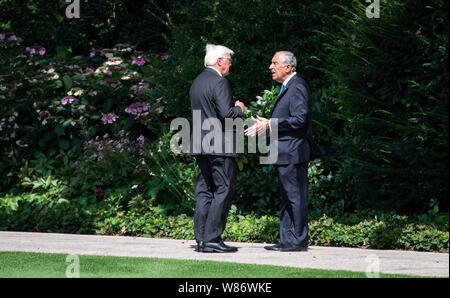 Berlin, Deutschland. 08 Aug, 2019. Bundespräsident Dr. Frank-Walter Steinmeier (l) und Marcelo Rebelo de Sousa, Präsident von Portugal, Sprechen bei einem Spaziergang im Park von Schloss Bellevue. Quelle: Bernd von Jutrczenka/dpa/Alamy leben Nachrichten Stockfoto