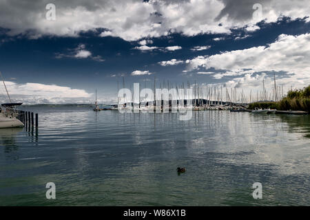 Hafen mit Segelbooten auf dem Plattensee in Ungarn Stockfoto