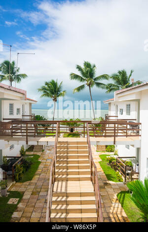 Ilha de Itamaraca, Brasilien - ca. August 2019: Schicke Eigentumswohnung am Strand auf der Insel Itamaraca (Pernambuco State) Stockfoto