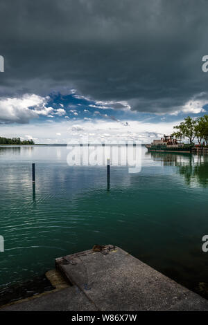 Ruhe vor dem Sturm mit Vintage Fähre am Plattensee in Ungarn Stockfoto