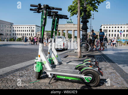 08. August 2019, Berlin: E-Scooter stehen am Pariser Platz, nahe dem Brandenburger Tor. Mietwagen Motorroller wird zunächst nicht mehr in der Lage sein, an besonderen Orten wie dem Brandenburger Tor und das Holocaust-mahnmal, als Verkehr senator Günther (Grüne) angekündigt, die geparkt werden sollen. Foto: Paul Zinken/dpa Stockfoto