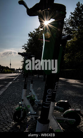 08. August 2019, Berlin: E-Scooter stehen am Rand der Straße des 17. Juni. Foto: Paul Zinken/dpa Stockfoto