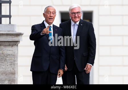 Berlin, Deutschland. 08 Aug, 2019. Präsident Frank-Walter Steinmeier (r) begrüßt Marcelo Rebelo de Sousa, Präsident von Portugal, vor Schloss Bellevue. Quelle: Bernd von Jutrczenka/dpa/Alamy leben Nachrichten Stockfoto