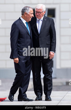 Berlin, Deutschland. 08 Aug, 2019. Präsident Frank-Walter Steinmeier (r) begrüßt Marcelo Rebelo de Sousa, Präsident von Portugal, vor Schloss Bellevue. Quelle: Bernd von Jutrczenka/dpa/Alamy leben Nachrichten Stockfoto