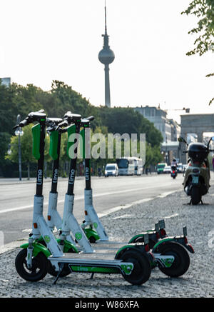 08. August 2019, Berlin: E-Scooter stehen am Rand der Straße des 17. Juni. Foto: Paul Zinken/dpa Stockfoto