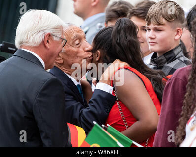 Berlin, Deutschland. 08 Aug, 2019. Bundespräsident Dr. Frank-Walter Steinmeier (l) und Marcelo Rebelo de Sousa, Präsident von Portugal, Willkommen bei einer Gruppe von Studenten vor Schloss Bellevue. Quelle: Bernd von Jutrczenka/dpa/Alamy leben Nachrichten Stockfoto