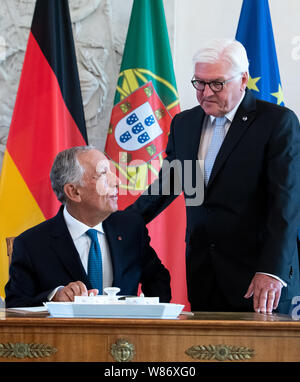 Berlin, Deutschland. 08 Aug, 2019. Marcelo Rebelo de Sousa (l), Präsident von Portugal, schildern das Gästebuch im Schloss Bellevue im Beisein von Bundespräsident Dr. Frank-Walter Steinmeier. Quelle: Bernd von Jutrczenka/dpa/Alamy leben Nachrichten Stockfoto