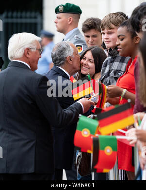 Berlin, Deutschland. 08 Aug, 2019. Bundespräsident Dr. Frank-Walter Steinmeier (l) und Marcelo Rebelo de Sousa, Präsident von Portugal, Willkommen bei einer Gruppe von Studenten vor Schloss Bellevue. Quelle: Bernd von Jutrczenka/dpa/Alamy leben Nachrichten Stockfoto