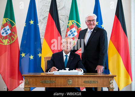 Berlin, Deutschland. 08 Aug, 2019. Marcelo Rebelo de Sousa (l), Präsident von Portugal, schildern das Gästebuch im Schloss Bellevue im Beisein von Bundespräsident Dr. Frank-Walter Steinmeier. Quelle: Bernd von Jutrczenka/dpa/Alamy leben Nachrichten Stockfoto