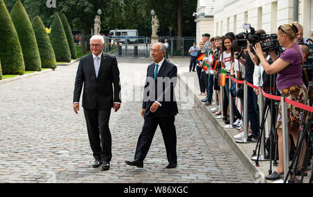 Berlin, Deutschland. 08 Aug, 2019. Bundespräsident Dr. Frank-Walter Steinmeier (l) und Marcelo Rebelo de Sousa, Präsident von Portugal, melden Sie die Delegationen nach der Begrüßung eine Gruppe von Schülern vor Schloss Bellevue. Quelle: Bernd von Jutrczenka/dpa/Alamy leben Nachrichten Stockfoto