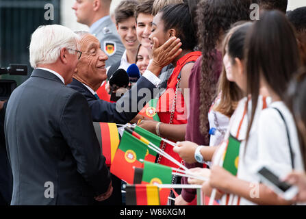 Berlin, Deutschland. 08 Aug, 2019. Bundespräsident Dr. Frank-Walter Steinmeier (l) und Marcelo Rebelo de Sousa, Präsident von Portugal, Willkommen bei einer Gruppe von Studenten vor Schloss Bellevue. Quelle: Bernd von Jutrczenka/dpa/Alamy leben Nachrichten Stockfoto