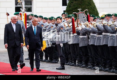 Berlin, Deutschland. 08 Aug, 2019. Präsident Frank-Walter Steinmeier (l) grüsst Marcelo Rebelo de Sousa, Präsident von Portugal, mit militaerischen Ehren in Schloss Bellevue. Quelle: Bernd von Jutrczenka/dpa/Alamy leben Nachrichten Stockfoto