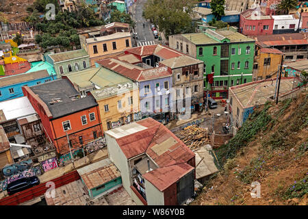 Armen Vorort von Valparaiso mit Dächern und bunten Häusern auf der hillslopes, farbenfrohe Architektur von Valparaiso befindet, die zum UNESCO-Weltkulturerbe zählt, Chile Stockfoto