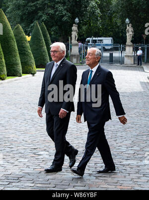 Berlin, Deutschland. 08 Aug, 2019. Bundespräsident Dr. Frank-Walter Steinmeier (l) und Marcelo Rebelo de Sousa, Präsident von Portugal, melden Sie die Delegationen nach der Begrüßung eine Gruppe von Schülern vor Schloss Bellevue. Quelle: Bernd von Jutrczenka/dpa/Alamy leben Nachrichten Stockfoto