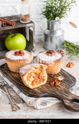 Mürbteig mini-Torte mit Apfel und Walnüsse. Traditionelle amerikanische Dessert Stockfoto
