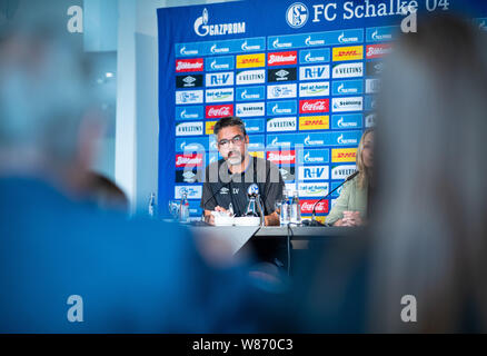 Gelsenkirchen, Deutschland. 08 Aug, 2019. Fussball: DFB-Pokal: schalkes Trainer David Wagner spricht auf der Pressekonferenz vor dem DFB-Pokalspiel in Drochtersen/Assel. Credit: Guido Kirchner/dpa/Alamy leben Nachrichten Stockfoto