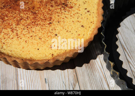 Mürbeteig Törtchen mit Englisch Vanillepudding Stockfoto