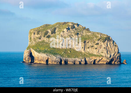 Felsen im Meer bei Sonnenuntergang Stockfoto