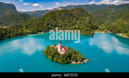 Luftaufnahme des Sees Bled in sonnigen Sommertag Stockfoto