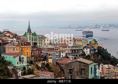 Valparaiso, Chile - 3. April 2019: Cityview mit Dächern und Häuser sucht auf der hillslopes, farbenfrohe Architektur armen Vorort in Valparaiso, Chile, Stockfoto