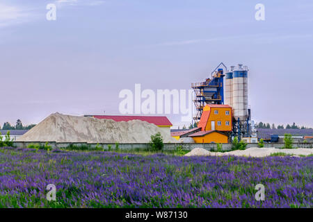 Beton Mischanlage unter blühenden Felder in der Landschaft Stockfoto