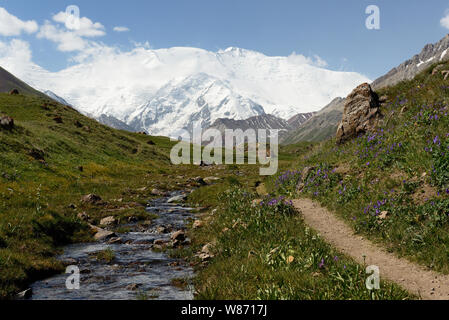 Die schöne Pamir, trekking Ziel. Blick auf den Peak Lenin, Kirgisistan, Zentralasien. Stockfoto