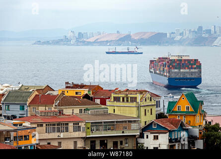 Valparaiso, Chile: Landschaft cityview von Valparaiso Skyline mit Lutherischen Kirche oben bunte Häuser am Hang in einem armen Vororten in Südamerika Stockfoto