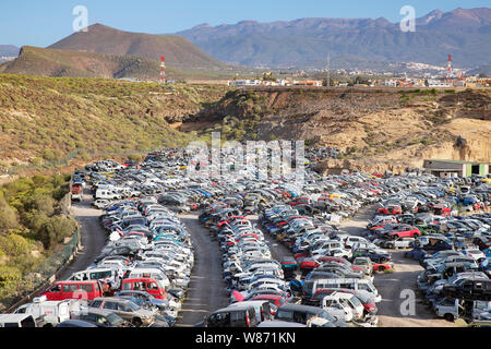 Gestapelt recycelt Autos, alte abgestürzte Fahrzeuge für Teile oder als Schrott auf einem Schrottplatz oder einer Recyclinganlage im Süden von Teneriffa, Spanien Stockfoto