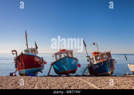 Fischerboote am Strand von Bier in South Devon, England an einem Sommermorgen mit Ruhe erleben und blauer Himmel. Bier ist ein entzückendes Devon Dorf. Stockfoto