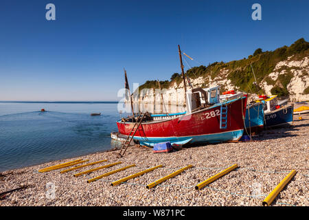 Fischerboote am Strand von Bier in South Devon, England an einem Sommermorgen mit Ruhe erleben und blauer Himmel. Bier ist ein entzückendes Devon Dorf. Stockfoto