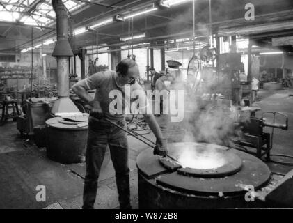 01. Januar 1991, Berlin, Potsdam: Brandenburg/Industrie/1991 Prapag formenbau Gießerei in Potsdam, handgefertigt. Flüssige Eisen wird aus dem Ofen entnommen und in eine Form gegossen. Beste Bildqualität, genaue Aufnahmedatum nicht bekannt. Foto: Paul Glaser/dpa-Zentralbild/ZB Stockfoto