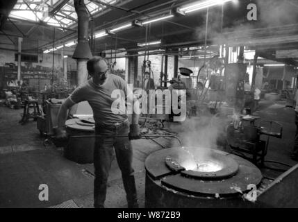 01. Januar 1991, Berlin, Potsdam: Brandenburg/Industrie/1991 Prapag formenbau Gießerei in Potsdam, handgefertigt. Flüssige Eisen wird aus dem Ofen entnommen und in eine Form gegossen. Beste Bildqualität, genaue Aufnahmedatum nicht bekannt. Foto: Paul Glaser/dpa-Zentralbild/ZB Stockfoto