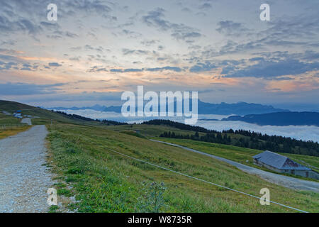 Sonnenaufgang am Semnoz, über dem Meer der Wolken, Bauges, Französische Alpen Stockfoto