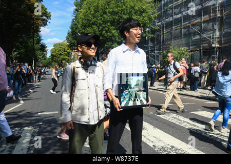 London, Großbritannien. 8 Aug, 2019. Musik Fans der berühmten Spaziergang auf einem zebrastreifen von Beatles John Lennon, Paul McCarney, Ringo Starr und George zum 50. Jahrestag der Abbey Road Album am 8. August 1969 freigegeben. Credit: Amer ghazzal/Alamy leben Nachrichten Stockfoto