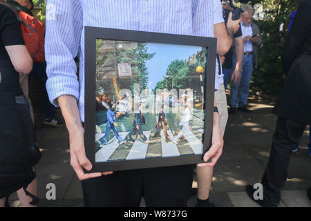 London, Großbritannien. 8 Aug, 2019. Musik Fans der berühmten Spaziergang auf einem zebrastreifen von Beatles John Lennon, Paul McCarney, Ringo Starr und George zum 50. Jahrestag der Abbey Road Album am 8. August 1969 freigegeben. Credit: Amer ghazzal/Alamy leben Nachrichten Stockfoto