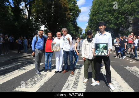 London, Großbritannien. 8 Aug, 2019. Musik Fans der berühmten Spaziergang auf einem zebrastreifen von Beatles John Lennon, Paul McCarney, Ringo Starr und George zum 50. Jahrestag der Abbey Road Album am 8. August 1969 freigegeben. Credit: Amer ghazzal/Alamy leben Nachrichten Stockfoto