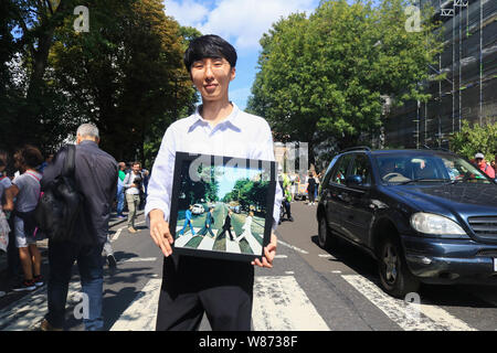 London, Großbritannien. 8 Aug, 2019. Musik Fans der berühmten Spaziergang auf einem zebrastreifen von Beatles John Lennon, Paul McCarney, Ringo Starr und George zum 50. Jahrestag der Abbey Road Album am 8. August 1969 freigegeben. Credit: Amer ghazzal/Alamy leben Nachrichten Stockfoto