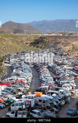 Gestapelt recycelt Autos, alte abgestürzte Fahrzeuge für Teile oder als Schrott auf einem Schrottplatz oder einer Recyclinganlage im Süden von Teneriffa, Spanien Stockfoto