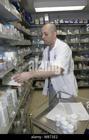 Apotheker füllt Bestellungen für Patienten in einem Krankenhaus Apotheke, New York City Hospital. Stockfoto