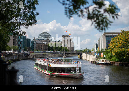 Berlin, Deutschland. 08 Aug, 2019. Ein Ausflug Schiff überquert die Spree im Sommer Wetter vor dem Reichstag. Credit: Arne Immanuel Bänsch/dpa/Alamy leben Nachrichten Stockfoto