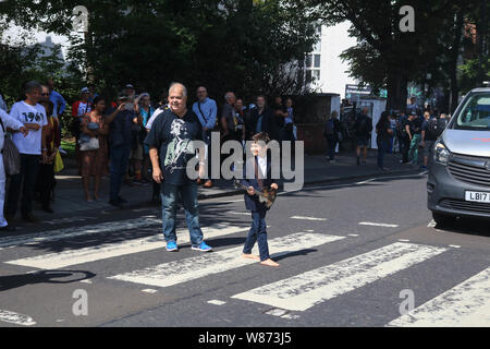 London, Großbritannien. 8 Aug, 2019. Eine junge Beatles Spaziergänge barfuß, als er den berühmten Spaziergang auf einem zebrastreifen von Beatles John Lennon, Paul McCarney, Ringo Starr und George zum 50. Jahrestag der Abbey Road Album am 8. August 1969 freigegeben. Credit: Amer ghazzal/Alamy leben Nachrichten Stockfoto