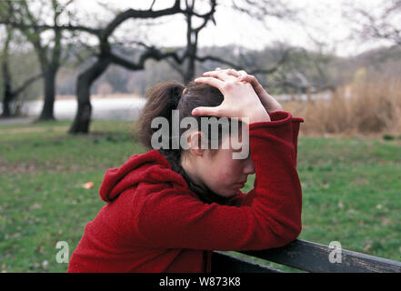 Junges Mädchen versucht, Sachen herauszufinden, in Prospect Park, Brooklyn, New York Herr gedrückt Stockfoto