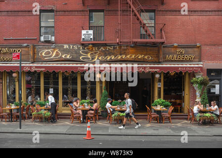 Blick auf Ristorante da Gennaro, ein beliebtes Restaurant in der Mulberry Street im Stadtteil Little Italy in Lower Manhattan, New York City, USA Stockfoto