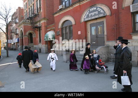 Purim in Williamsburg in Brooklyn in der Nähe von Lee Avenue, Zentrum der Orthodoxen Jüdischen Nachbarschaft Stockfoto