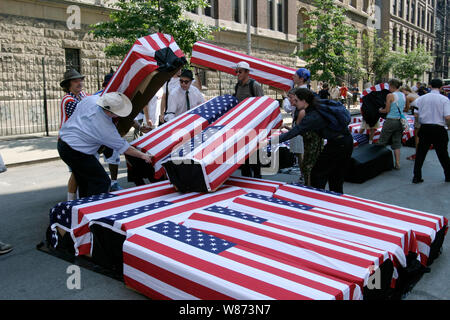 August 29, 2004. Frieden und Freiheit März in New York City in Verbindung mit der Republican Convention im Madison Square Garden statt zog Hunderttausende von Demonstranten eine Nachricht an die Bush-Regierung zu senden. Stockfoto