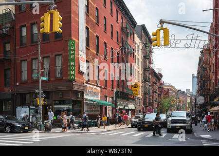Little Italy New York, Blick auf die Ecke der Mulberry Street und Broome Street im Zentrum von Little Italy in Downtown Manhattan, New York City, USA Stockfoto